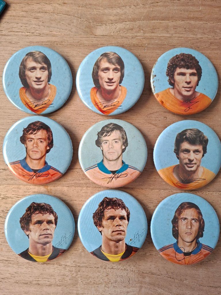 9 oude buttons Nederlands elftal, Ophalen of Verzenden, Gebruikt, Sport, Button