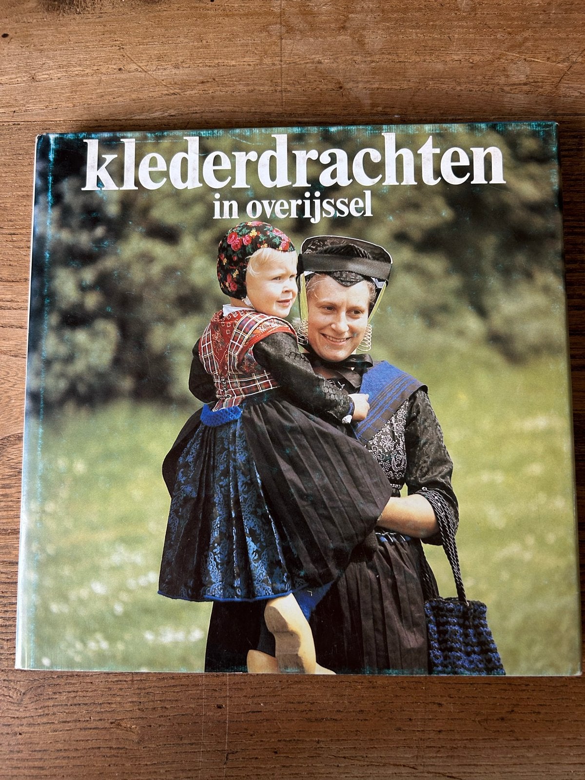 Klederdrachten in Overijssel - Uitgave Waanders Zwolle, Ophalen of Verzenden, Gelezen, Nederland