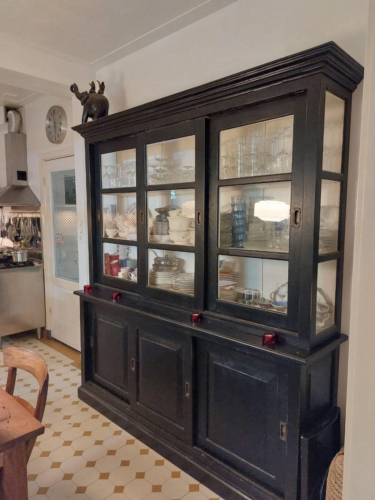 buffet/vitrine kast zwart massief hout breed 204 cm, Huis en Inrichting, Kasten | Buffetkasten, Ophalen, Gebruikt, 25 tot 50 cm