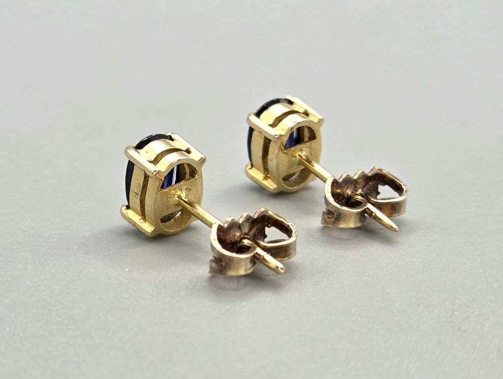 Gouden oorbellen met edelsteen saffier. 2026/317., Sieraden, Tassen en Uiterlijk, Oorbellen, Blauw, ., Ophalen of Verzenden, Zo goed als nieuw