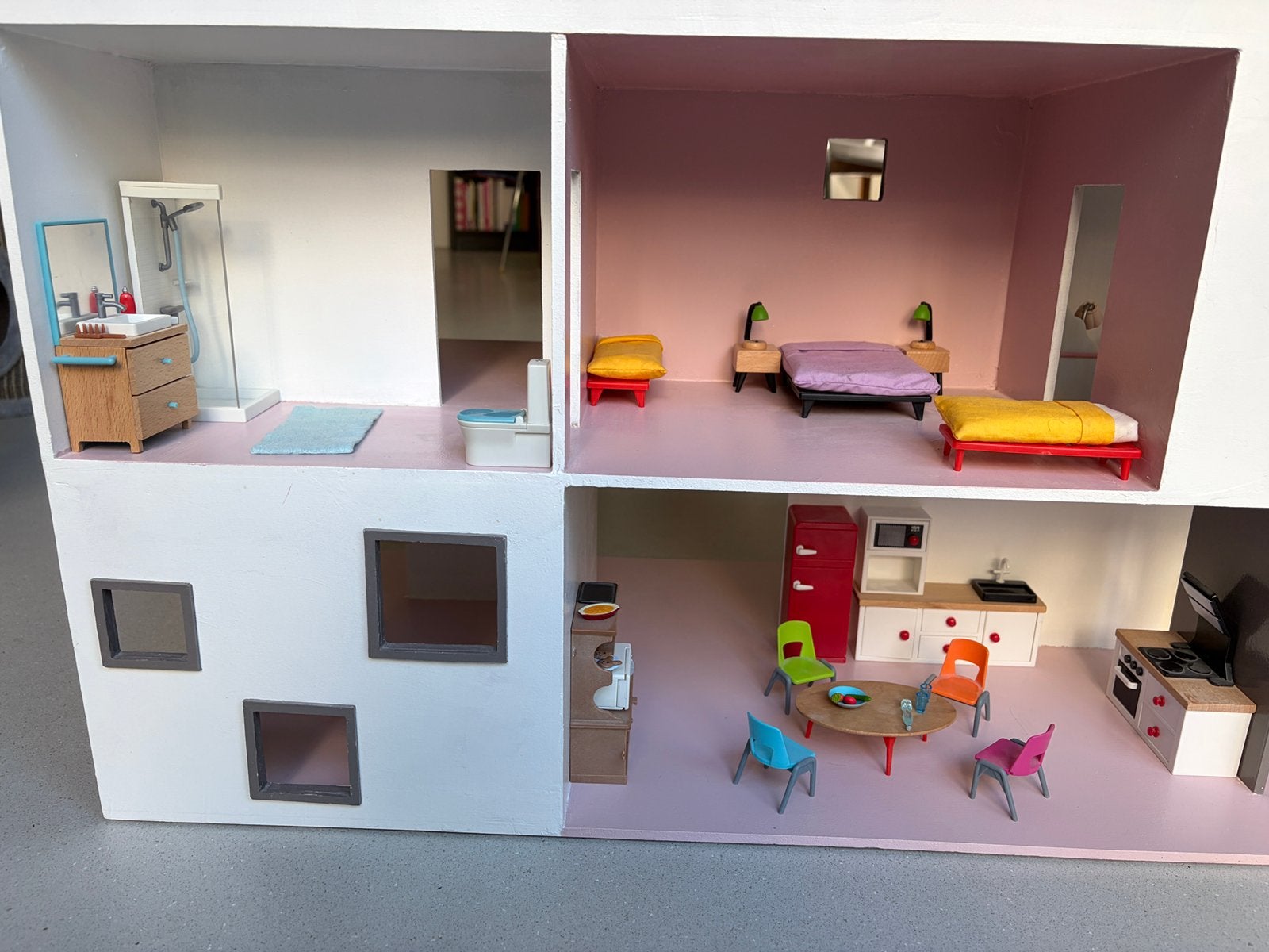 Zelfgebouwd poppenhuis met toebehoren, 80x40x44 cm, Kinderen en Baby's, Speelgoed | Poppenhuizen, Ophalen, Zo goed als nieuw, Poppenhuis