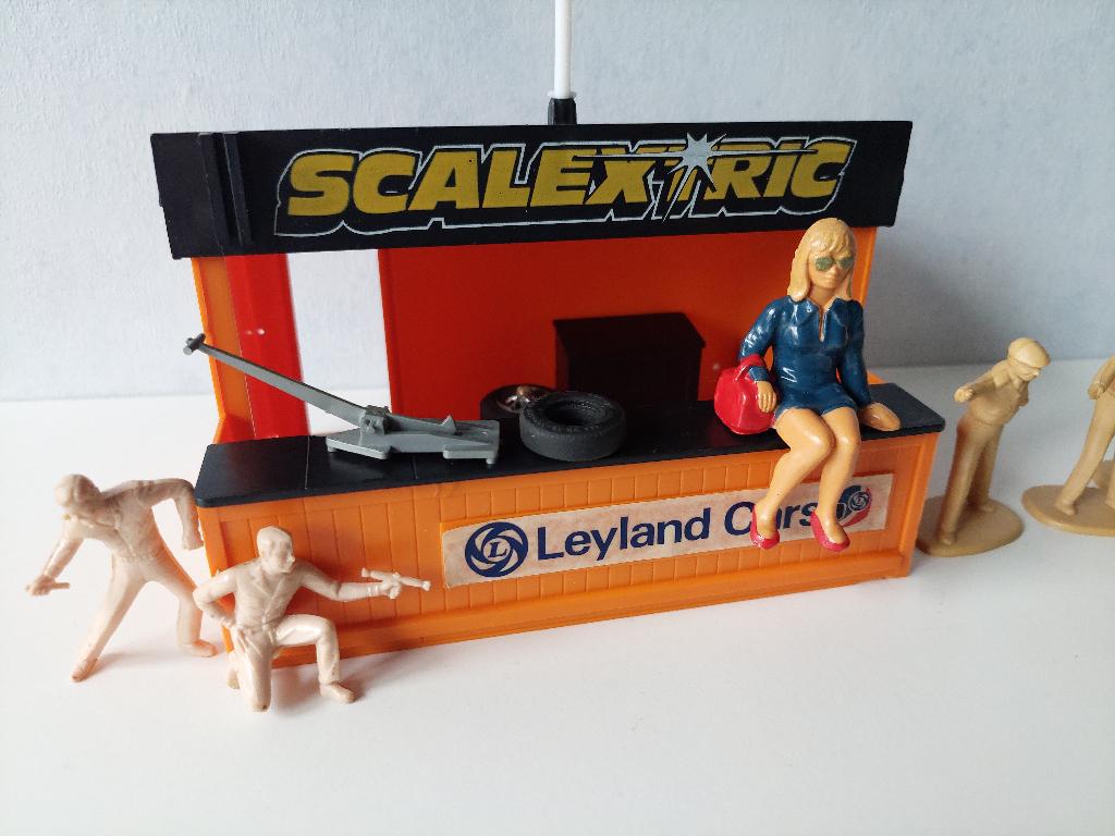 SCALEXTRIC TRIANG RACEBAAN HUISJE, Kinderen en Baby's, Speelgoed | Racebanen, Overige merken, Ophalen of Verzenden, Elektrisch