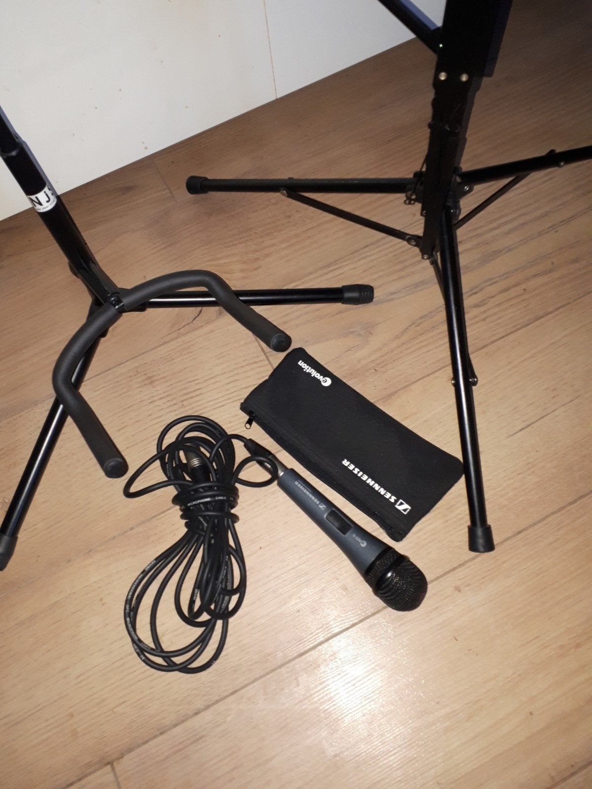 Een Sennheiser microfoon, muziekstandaard en gitaarstandaar, Muziek en Instrumenten, Ophalen, Zo goed als nieuw, Gitaar