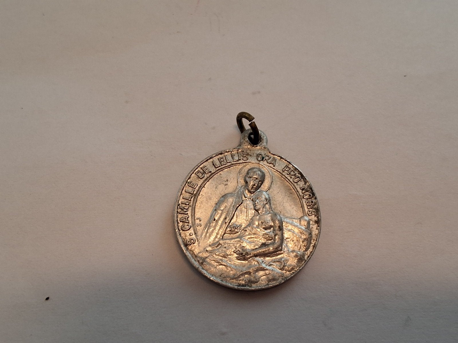 Zilverkleurige Medaille Sint Camillus De Lellis Hanger, Verzamelen, Religie, Ophalen of Verzenden, Gebruikt, Sieraad, Christendom | Katholiek