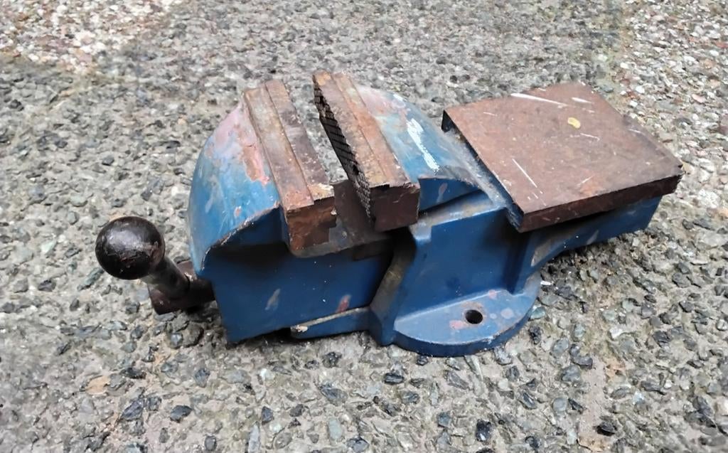 Robuuste bankschroef met aambeeld - Gebruikt, Doe-het-zelf en Verbouw, Gereedschap | Handgereedschap, Ophalen of Verzenden, Gebruikt