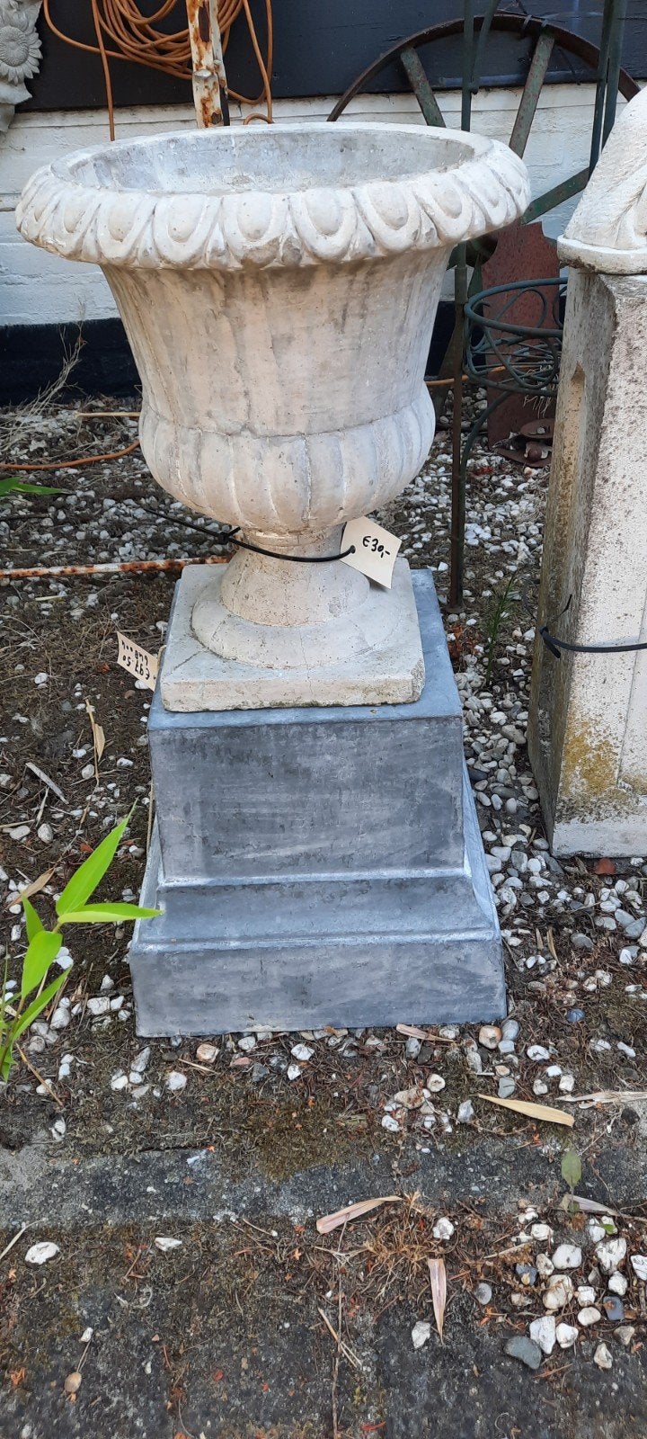 Decoratieve tuinvaas op sokkel - Klassieke stijl, Tuin en Terras, Tuinvazen, Ophalen of Verzenden