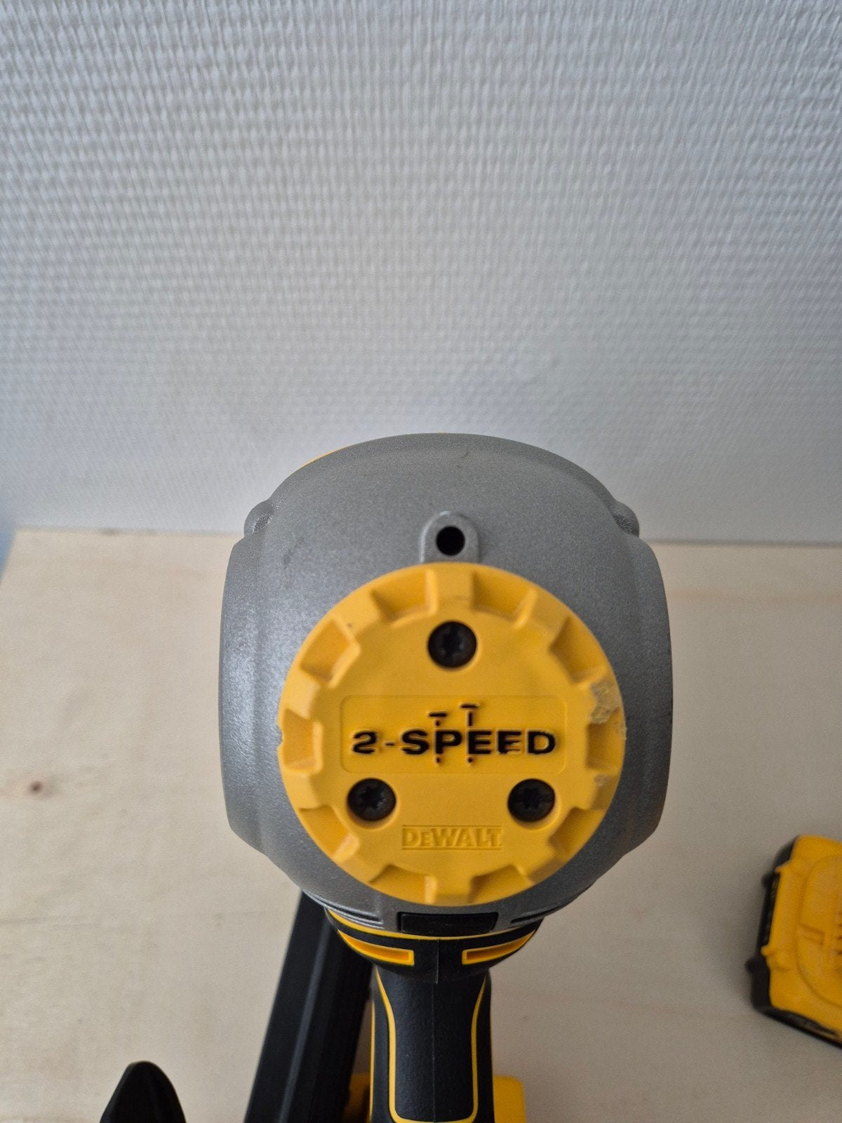 Foto 3 van Dewalt DCN692 constructietacker met nagels