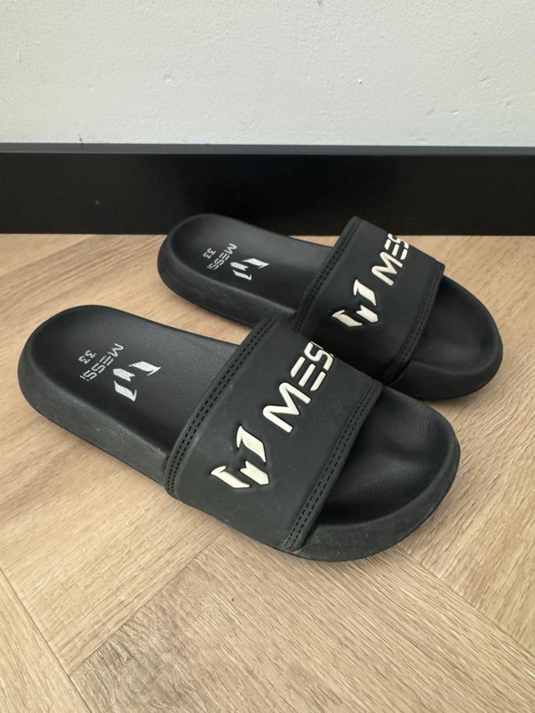 Messi badslippers zwart maat 33, Gebruikt, Jongen of Meisje, Overige typen, Ophalen of Verzenden
