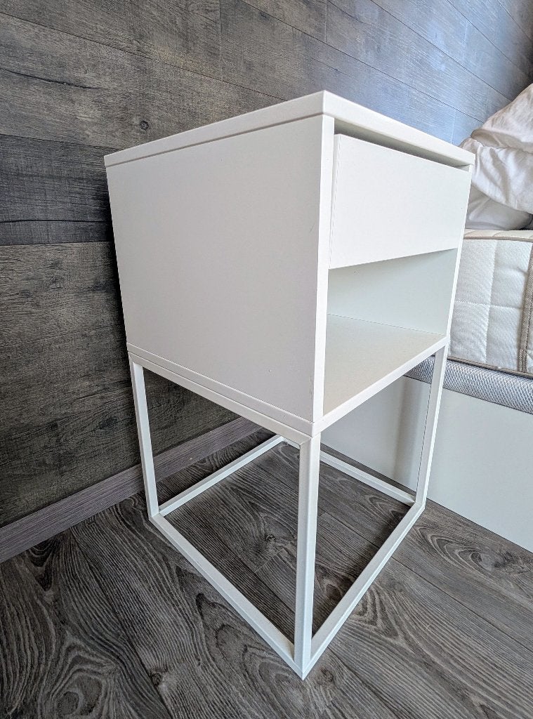 IKEA VIKHAMMER nachtkastje wit – SET VAN 2, Ophalen, Minder dan 45 cm, Zo goed als nieuw, Minder dan 55 cm