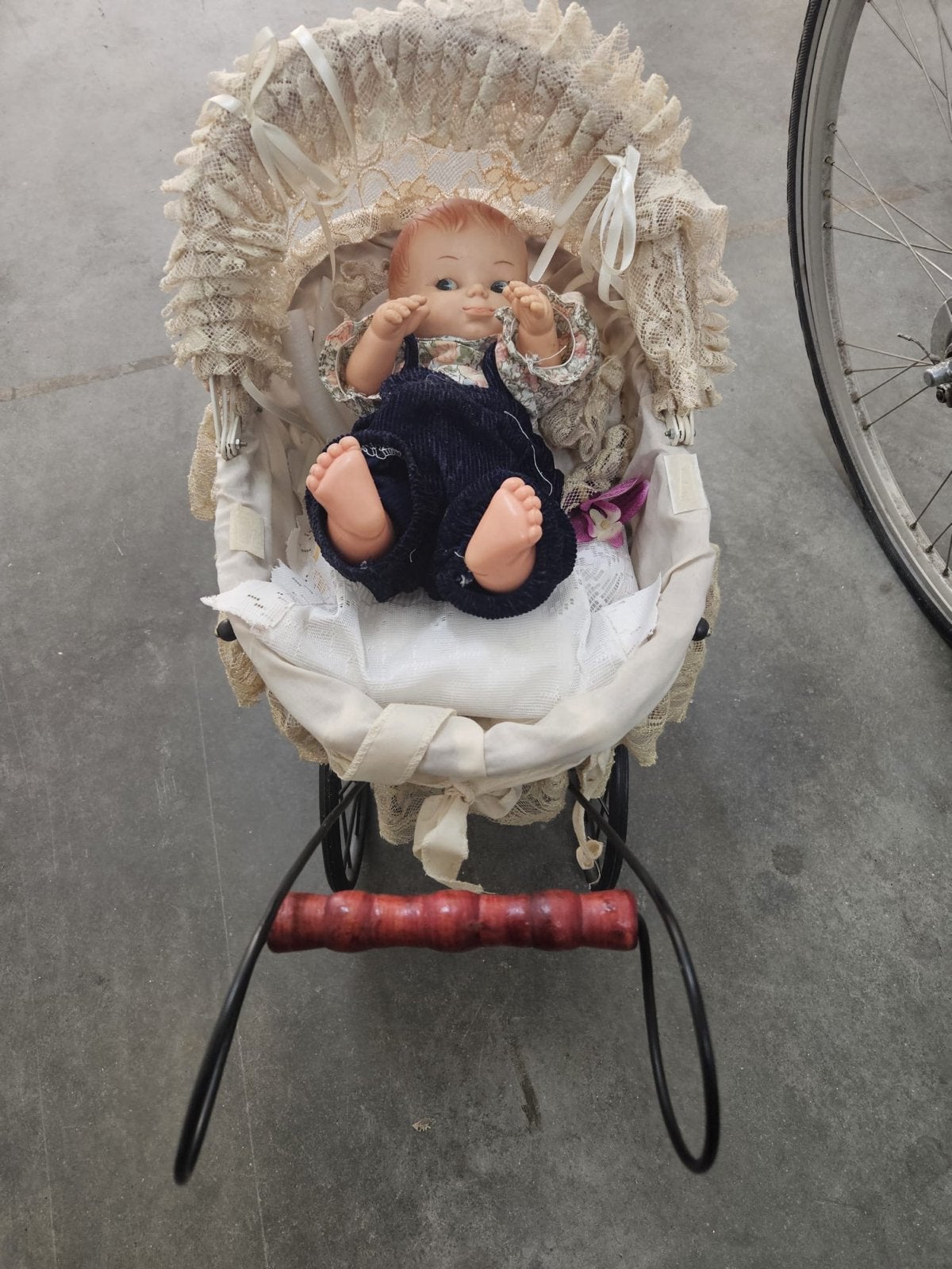 Vintage Babypop in Antieke Kinderwagen - Charmant Decor, Verzamelen, Poppen, Ophalen of Verzenden, Gebruikt, Babypop