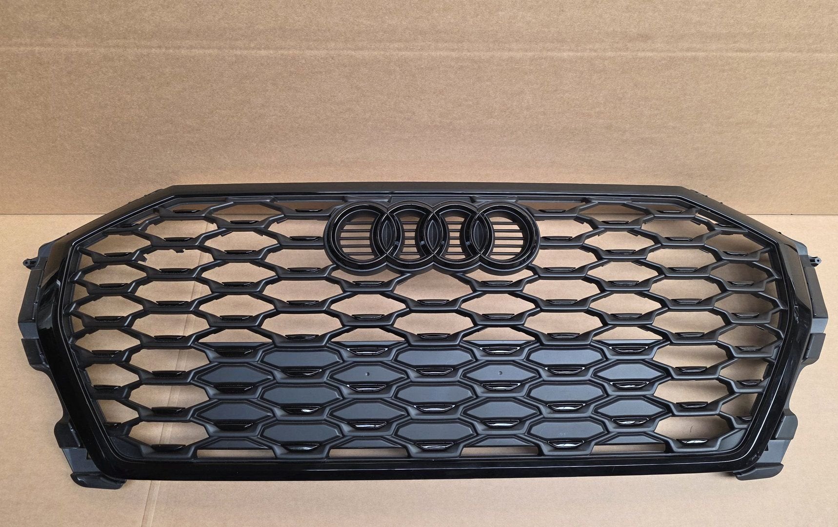 Grill Audi Q3 83A S-line Origineel Grille Zwart 83F853651B, Auto-onderdelen, Gebruikt, -, -, -
