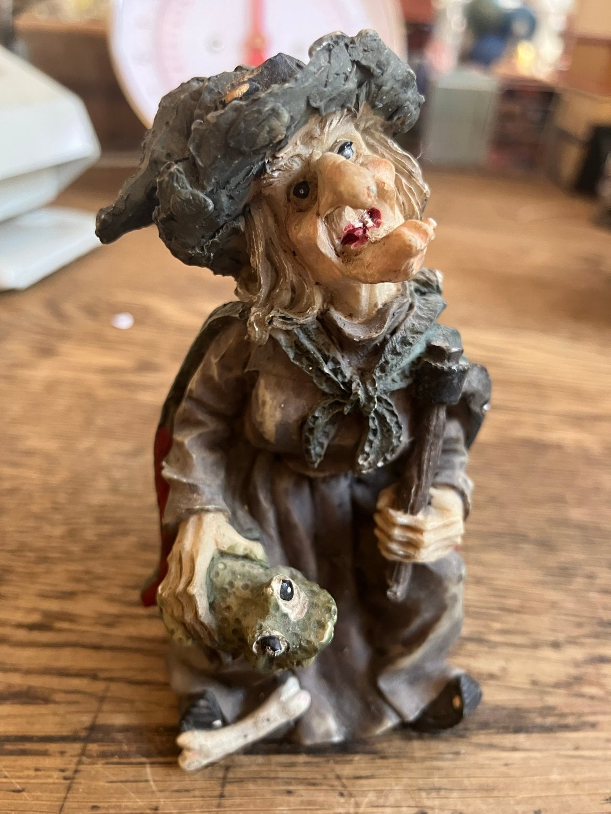 Heksenbeeldje met kikker - Unieke decoratie, Ophalen of Verzenden, Gebruikt