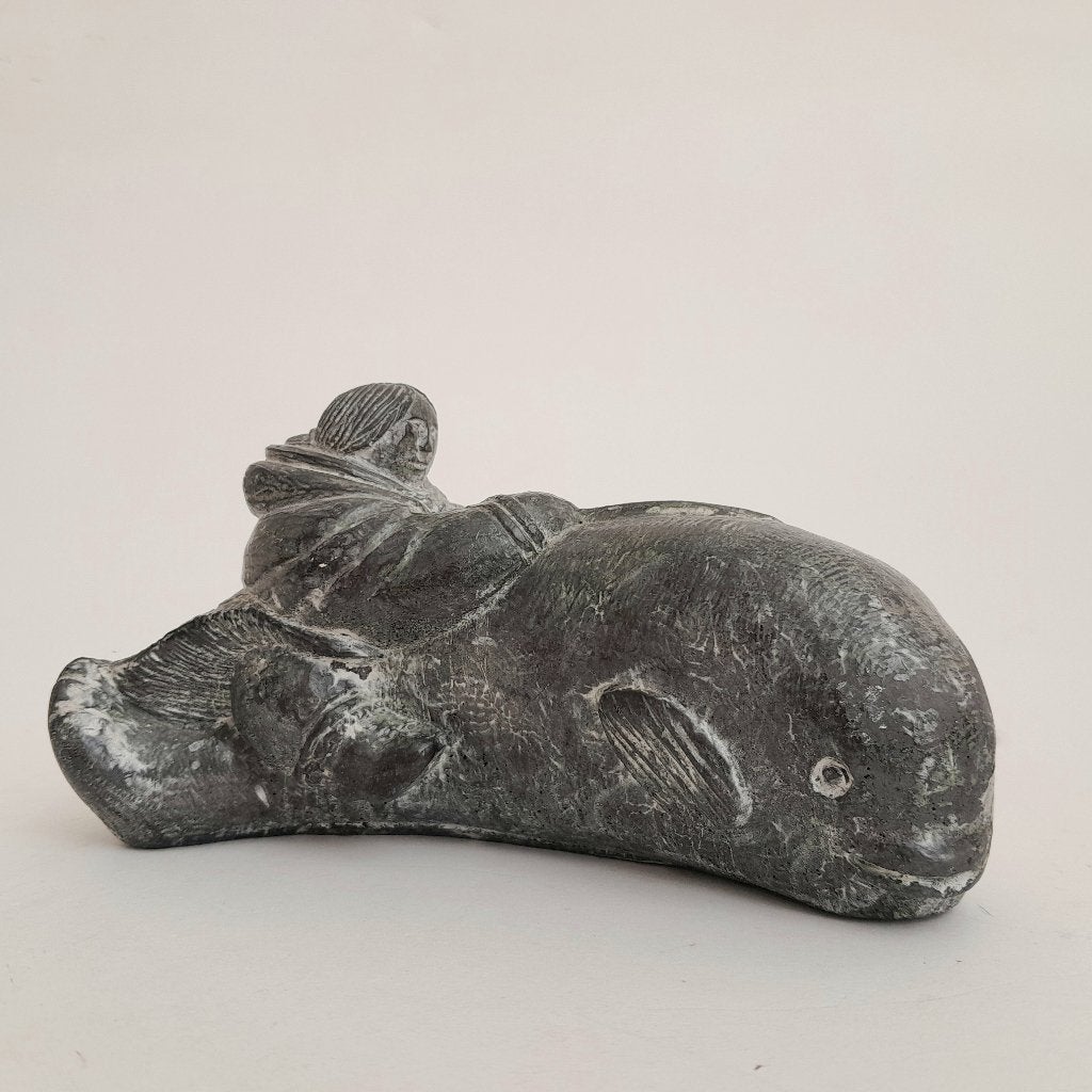 Vintage Inuit sculptuur - Eskimo op walvis - A Wolf original, Minder dan 20 cm, Ophalen of Verzenden, Gemerkt, Beeld