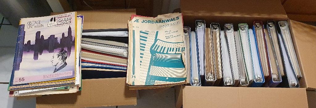 Bladmuziek voor accordeon, orgel, piano, 2 dozen vol., Ophalen, Gebruikt, Keyboard, Artiest of Componist