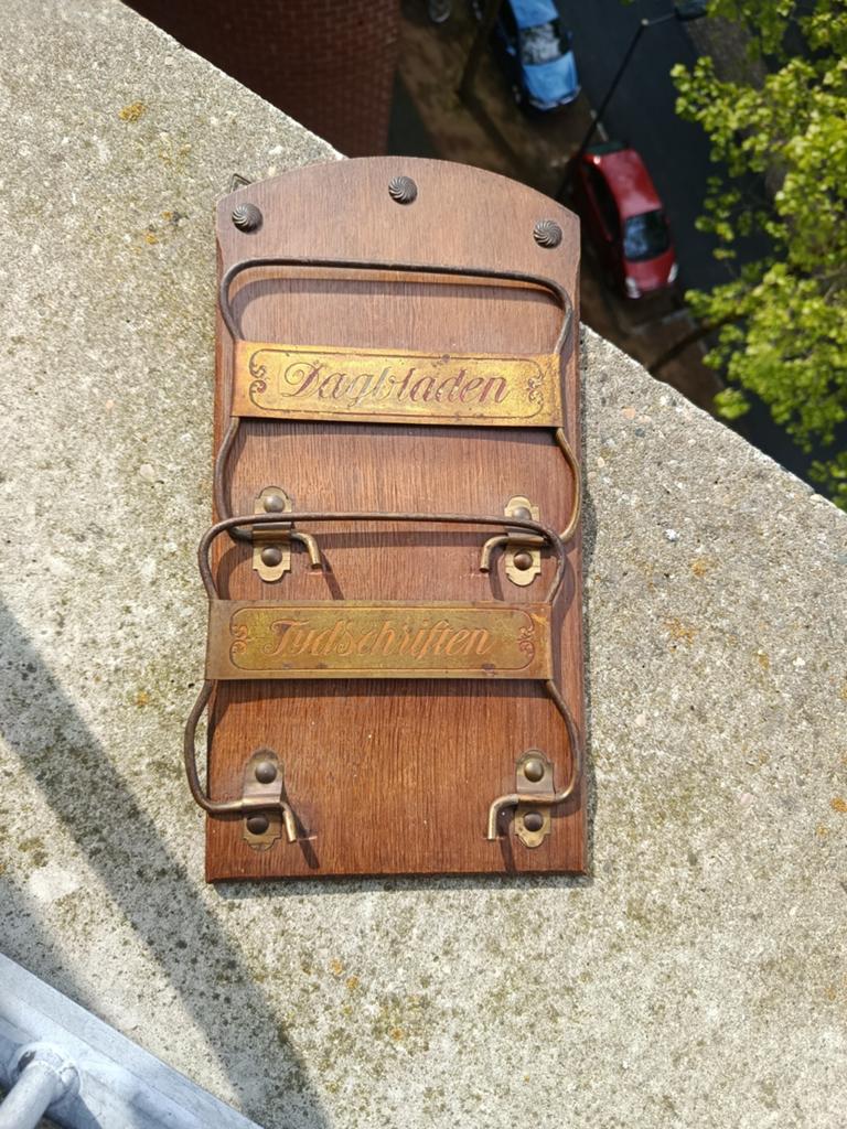 Vintage houten tijdschriftenrek 'Dagbladen & Tijdschriften', Huis en Inrichting, Woonaccessoires | Krantenbakken en Lectuurbakken
