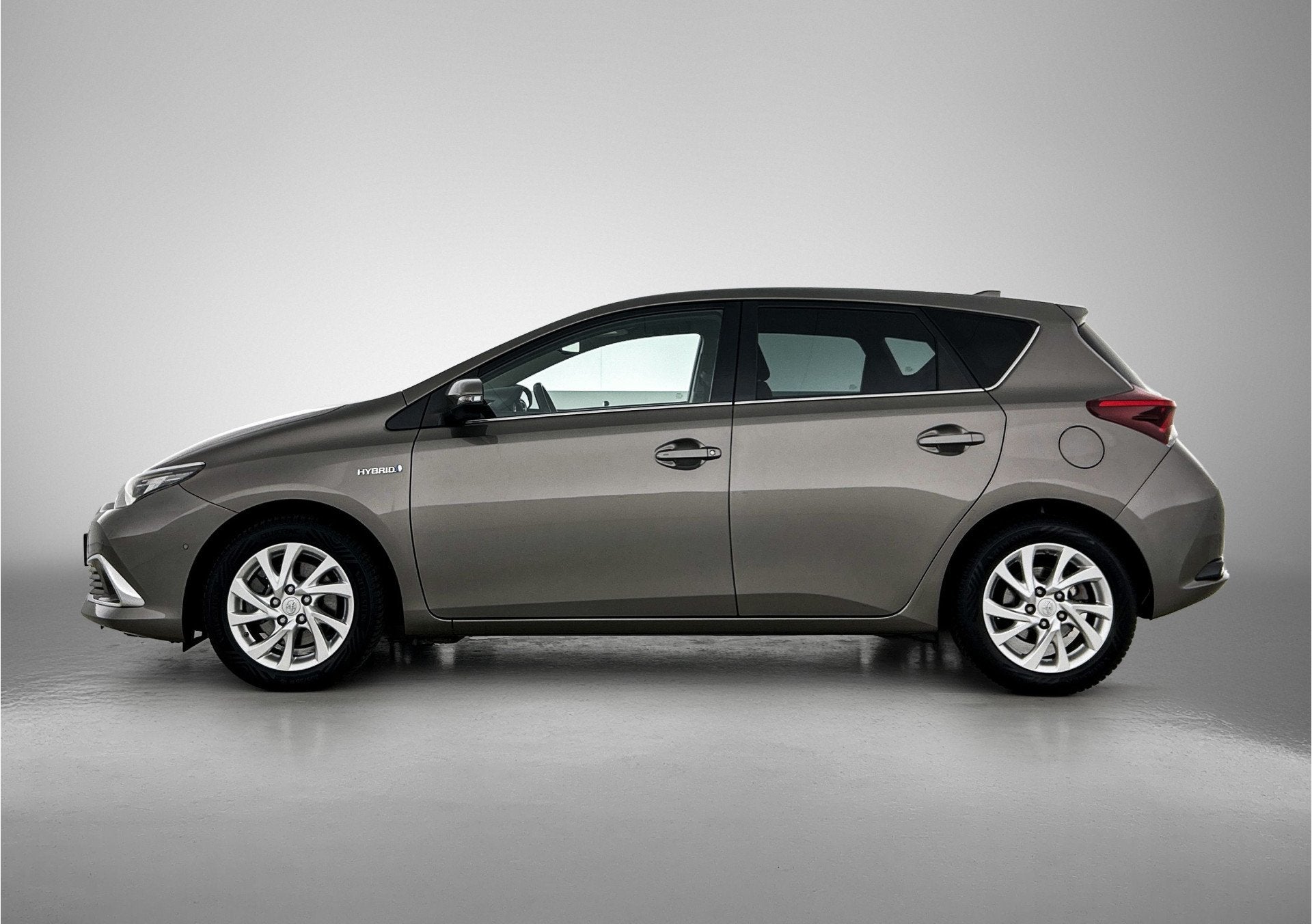 Toyota Auris 1.8 Hybrid Executive | Trekhaak afneembaar |, Gebruikt, 4 cilinders, Origineel Nederlands, Bedrijf
