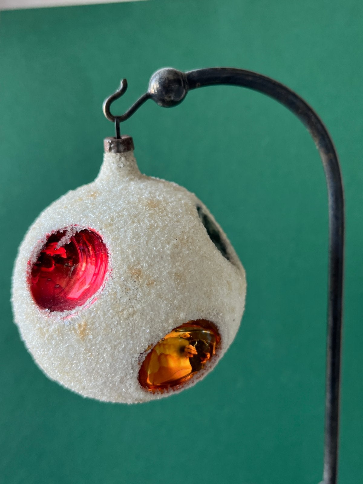 Oude kerstbal (nr 4) : witte bol met gekleurde deuken, Gebruikt, ., Ophalen of Verzenden, .