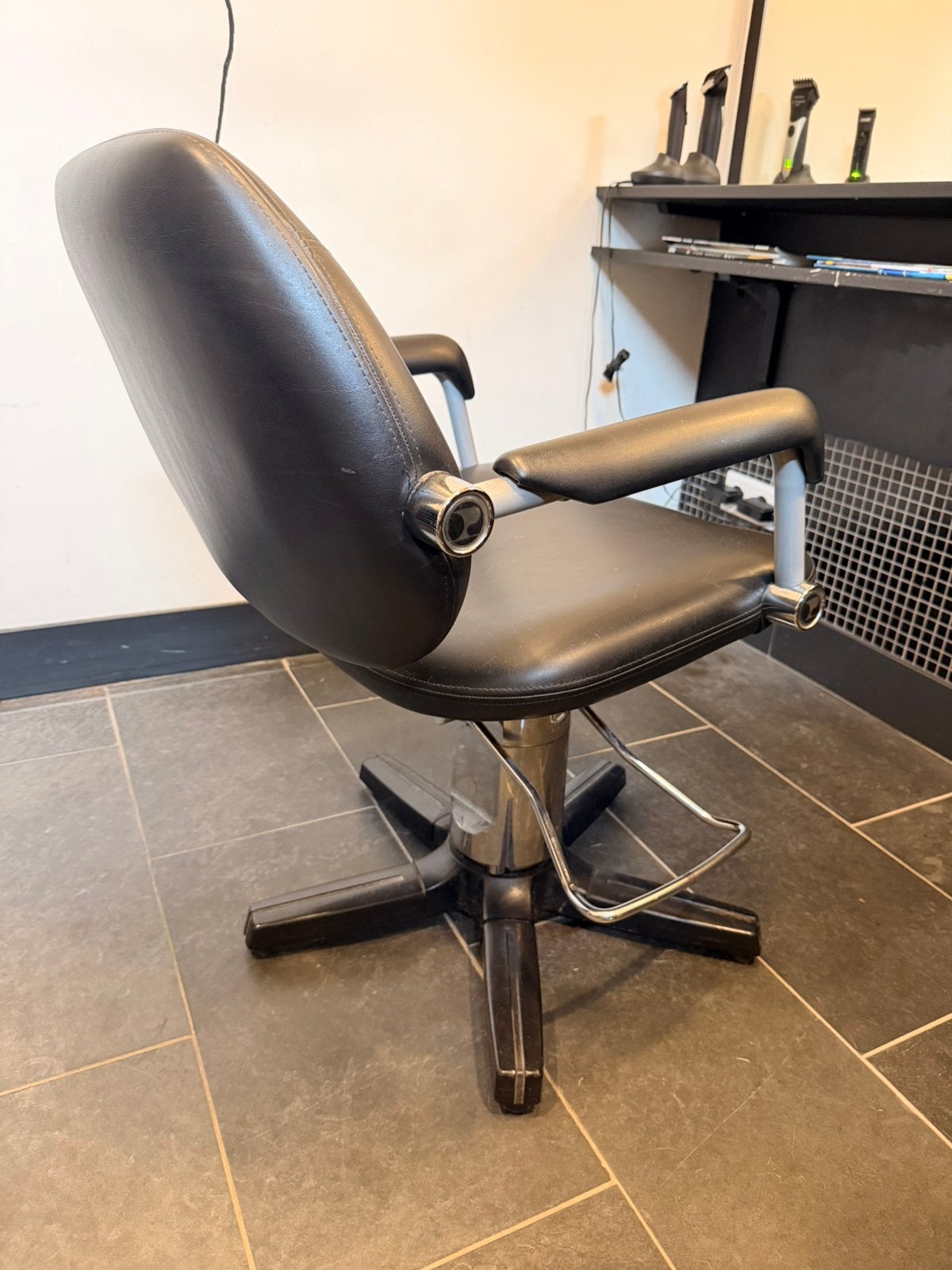 Kappersstoel met pomp, Huis en Inrichting, Stoelen, Ophalen, Zwart, Eén