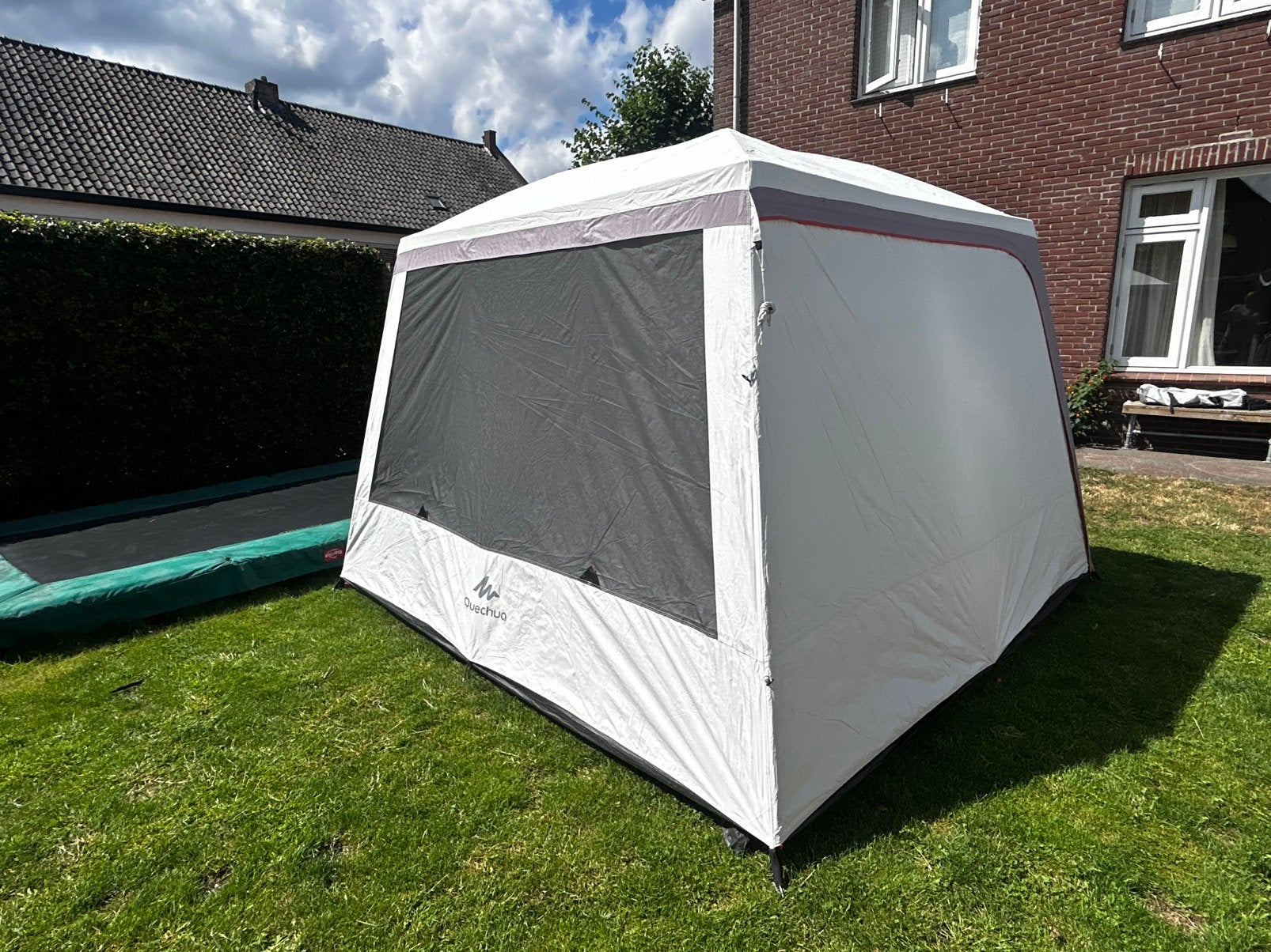 Shelter Quechua 3x3 met deuren (klein scheurtje in het dak)., Ophalen, Zo goed als nieuw