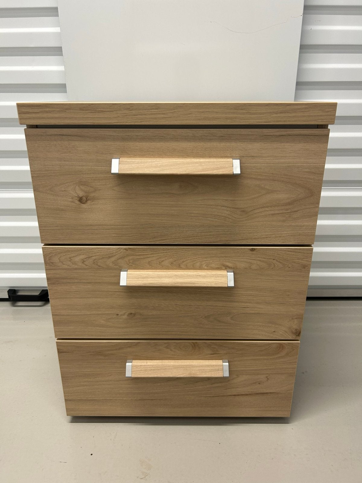 Elba nachtkast 3 laden rustiek eiken - nieuwprijs €299, Ophalen, Minder dan 50 cm, Zo goed als nieuw, 3 of 4 laden