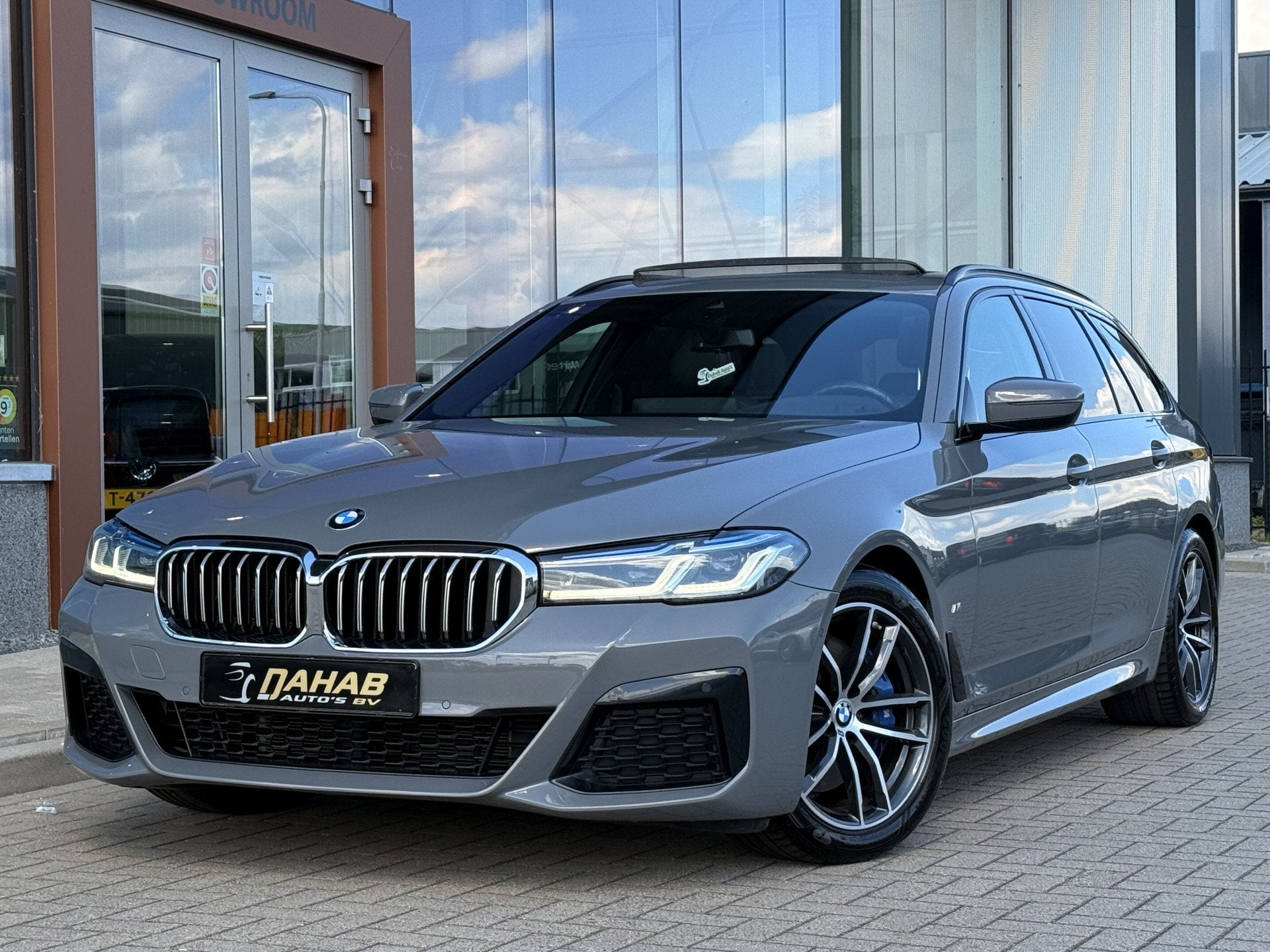 BMW 5 Serie Touring 530i High Executive M-Sport | Pano | Hea, Auto's, Automaat, 1998 cc, Achterwielaandrijving, Gebruikt