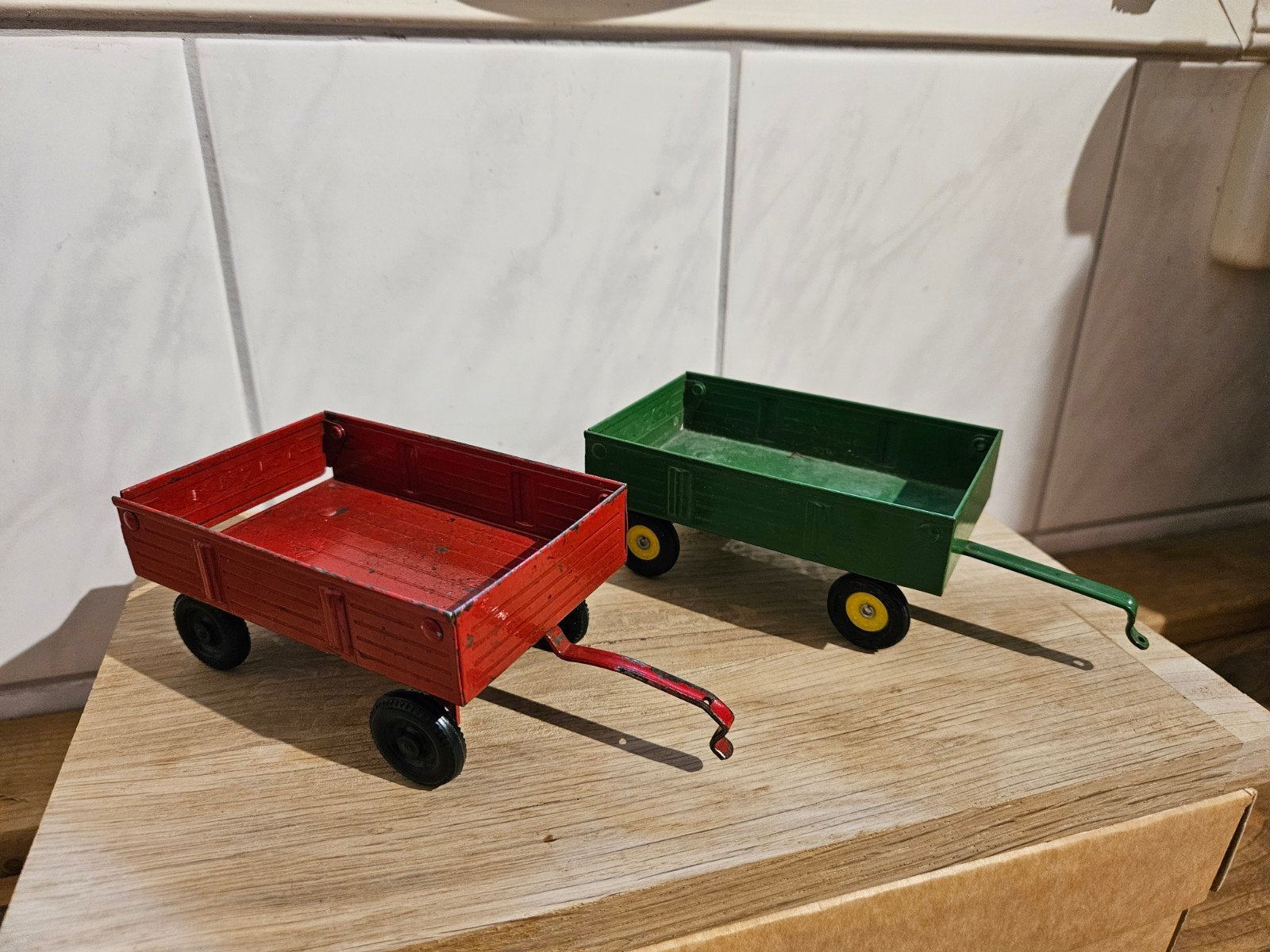 ERTL Farm Trailers Rood en Groen, Ophalen of Verzenden, Auto, Britains