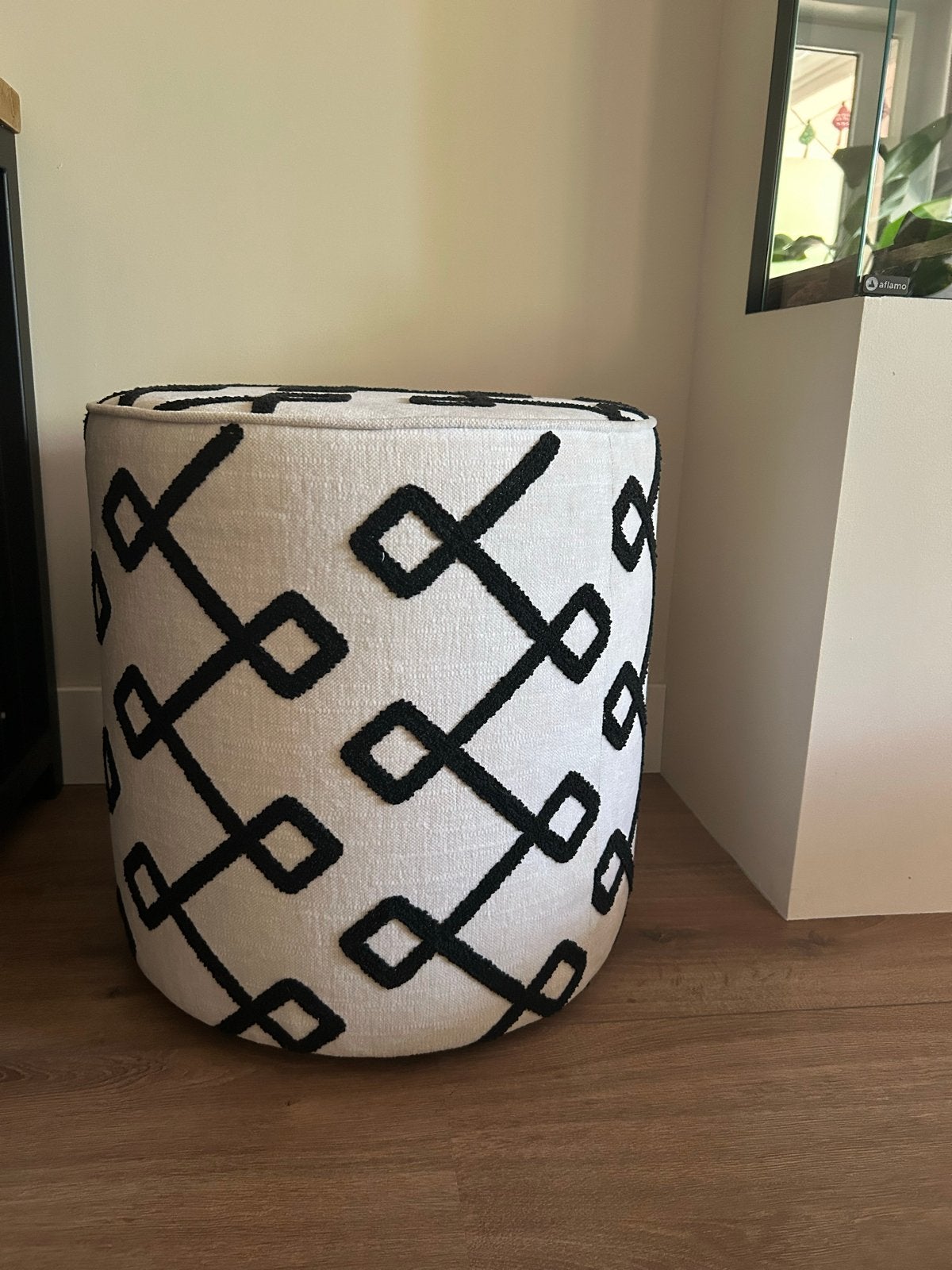 Stijlvolle poef met zwart-wit patroon, Ophalen, Minder dan 50 cm, Rond, Zo goed als nieuw