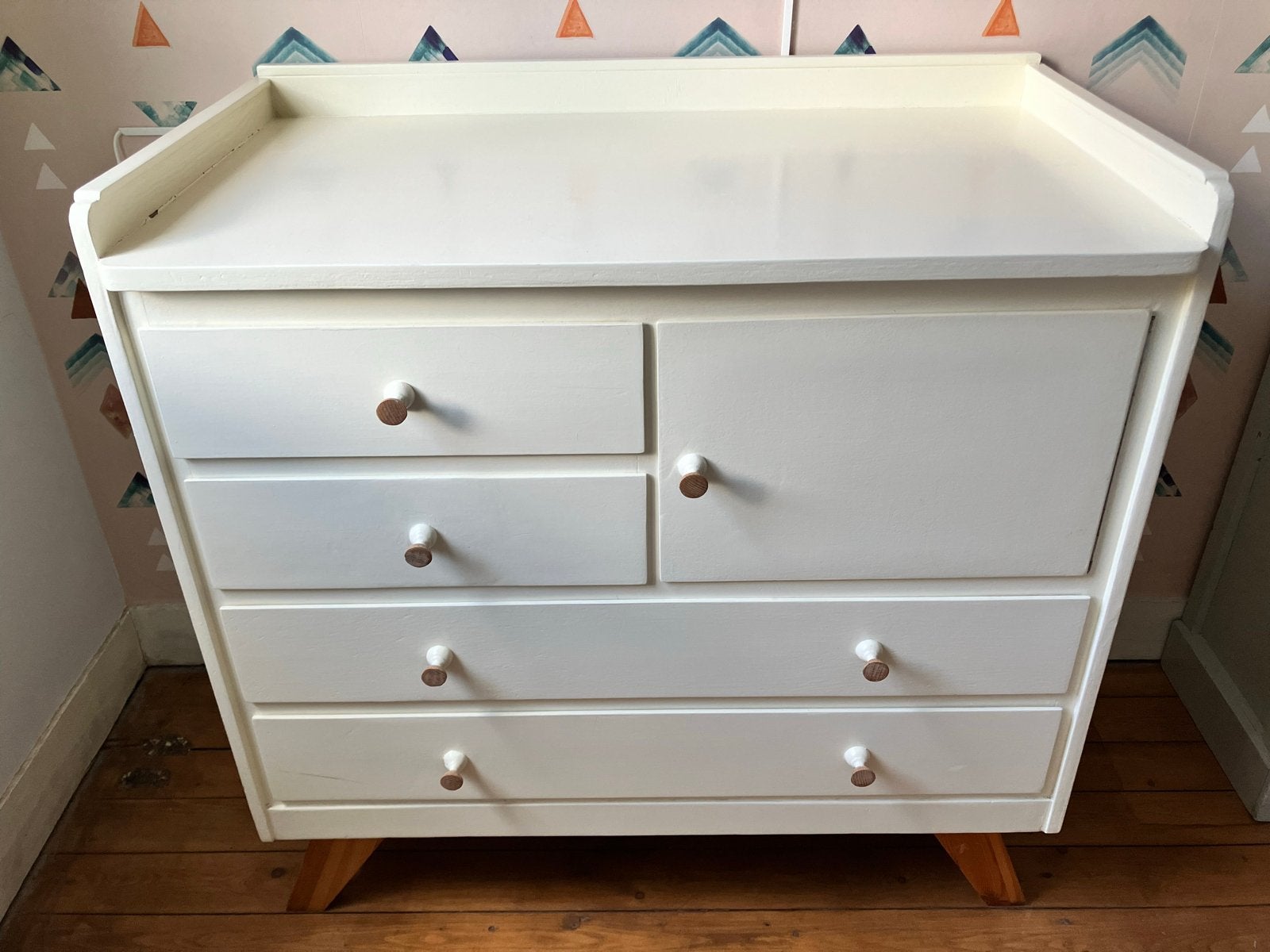 Vintage witte commode met lades en opstaande rand, Ophalen, Gebruikt, 75 tot 100 cm, Opstaande rand