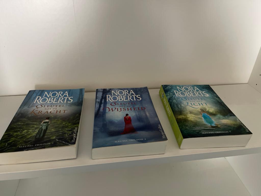 Nora Roberts Sleutel tot- Trilogie (3 boeken), Boeken, Ophalen of Verzenden, Zo goed als nieuw, Nederland