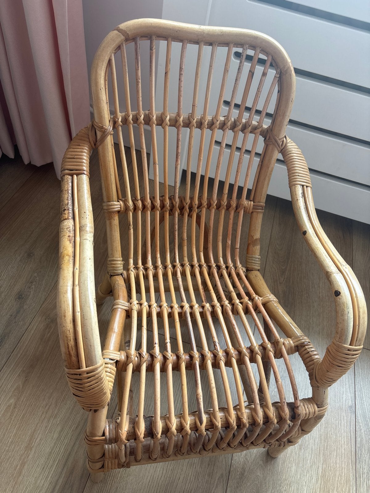 Rotan kinderstoeltje met schapenvacht, Kinderen en Baby's, Kinderstoelen, Ophalen, Gebruikt, Overige typen