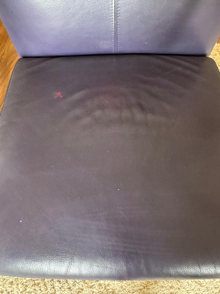 Twee paarse leren fauteuils van de Bijenkorf, Huis en Inrichting, Fauteuils, Gebruikt, Leer, 50 tot 75 cm, 75 tot 100 cm, Ophalen