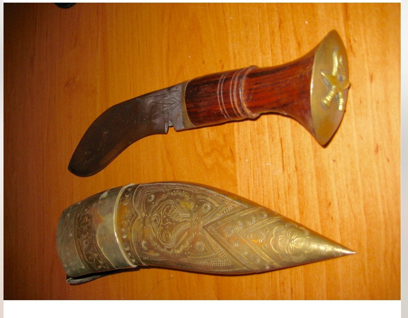 Antieke Khukuri Dolk met Versierde Schede, Verzamelen, Militaria | Algemeen, Verzenden, Overige soorten, Azië, Mes of Dolk