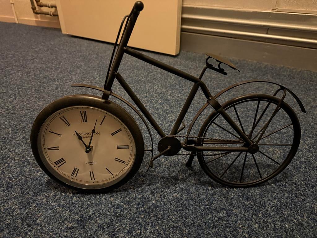 Kensington Station Fietsklok - Unieke Tafelklok, Huis en Inrichting, Woonaccessoires | Klokken, Ophalen of Verzenden, Zo goed als nieuw