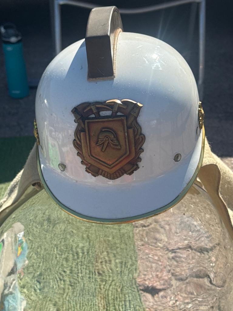 Vintage brandweerhelm met emblemen, Ophalen of Verzenden