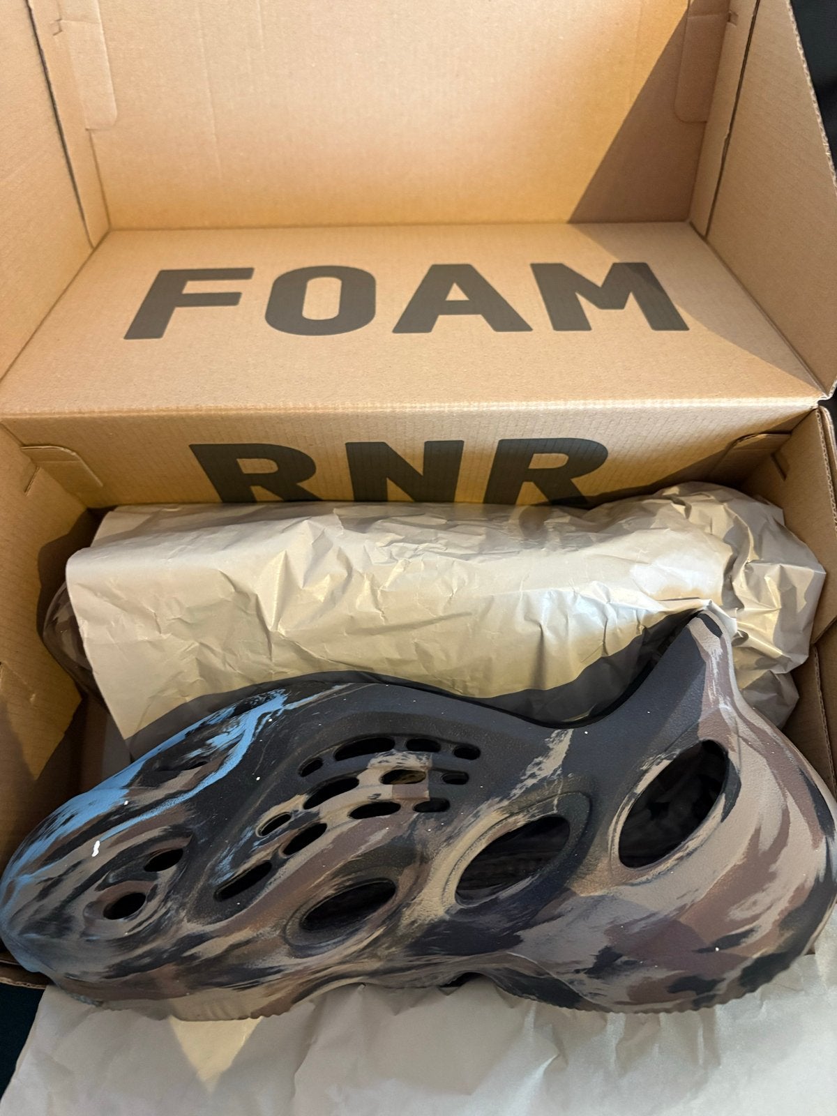 Yeezy Foam RNNR MX Carbon - Nieuw in doos, Ophalen of Verzenden, Nieuw, Overige kleuren, Slippers