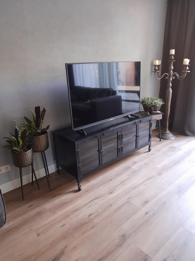 Industrieel TV-meubel 140cm met glas, metaal en wieltjes, Huis en Inrichting, Kasten | Televisiemeubels, Ophalen, Gebruikt, 100 tot 150 cm