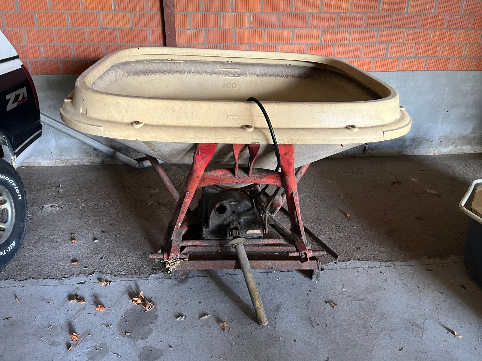 Vicon pendelstrooier 300 liter – 3-punts / aftakas, Ophalen