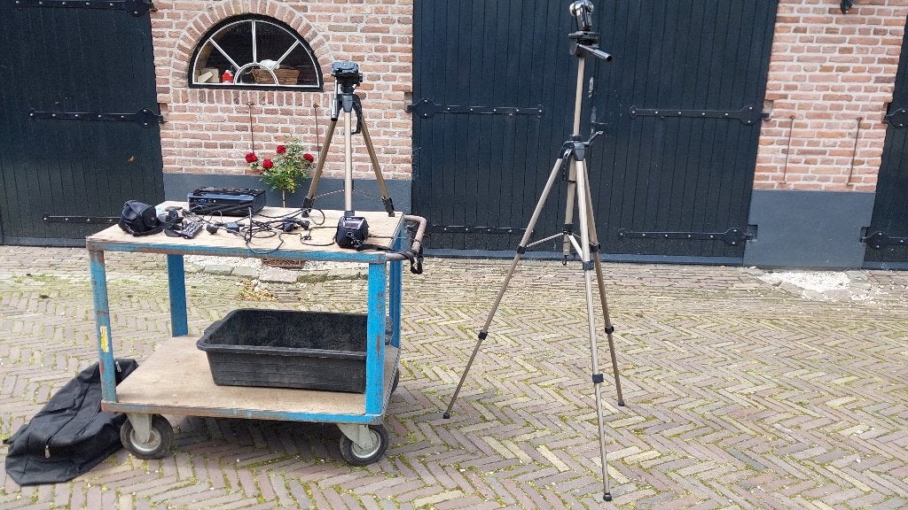 2 handcamera's met een laadstation en 2 x statief, Ophalen of Verzenden, 1980 tot heden, Filmcamera