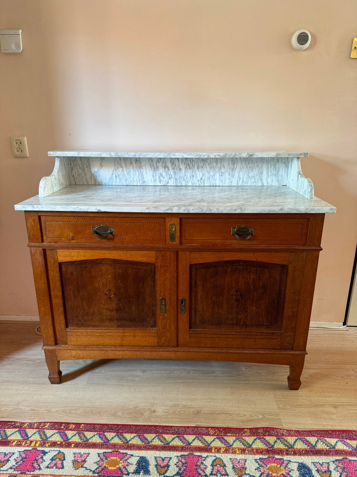 Antieke Franse kast met Carrara marmeren blad en spiegel, Ophalen, Zo goed als nieuw, 25 tot 50 cm