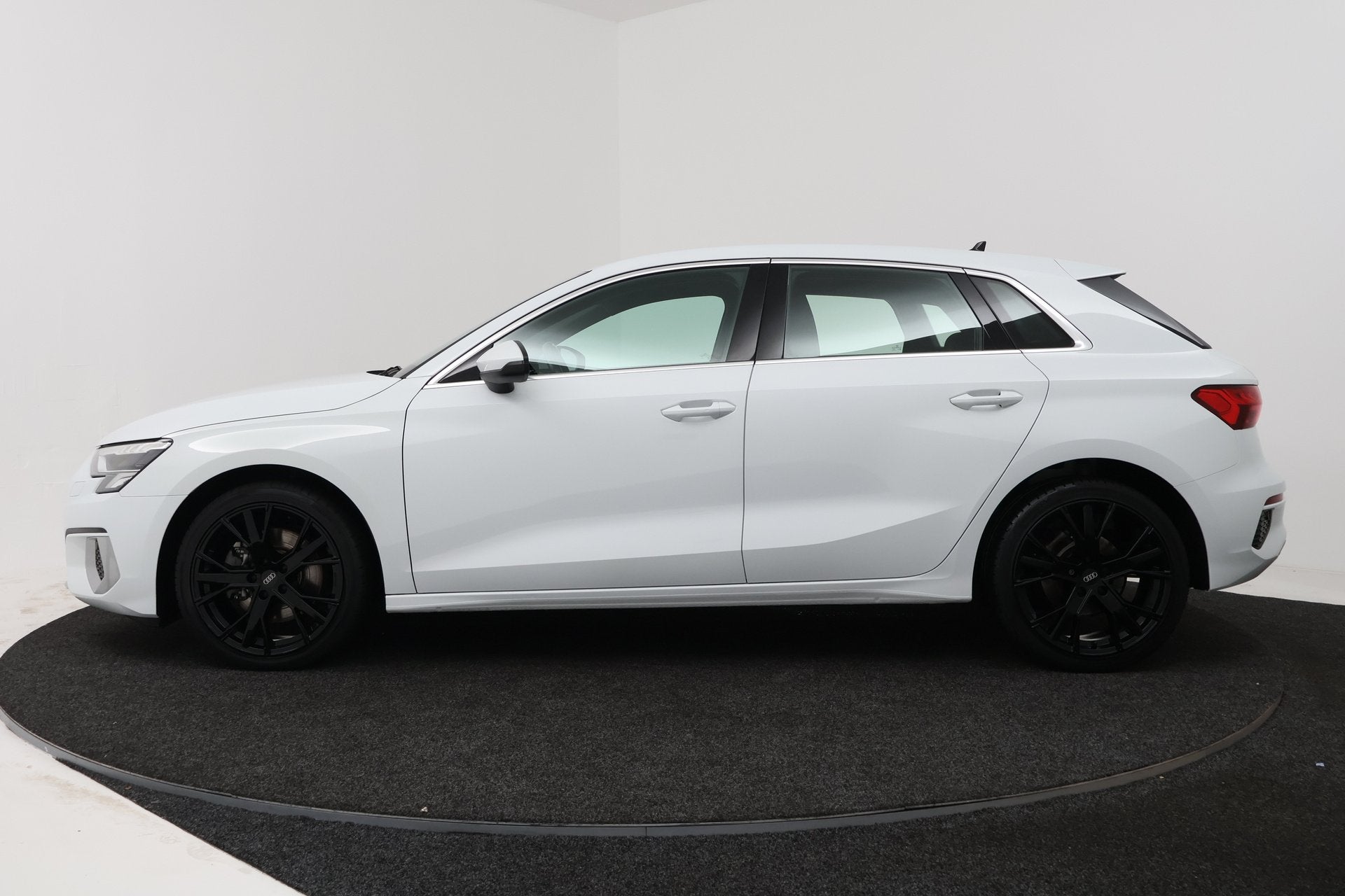 Audi A3 Sportback 30 TFSI Business edition (NAVIGATIE, CRUIS, Stof, Gebruikt, Origineel Nederlands, Bedrijf