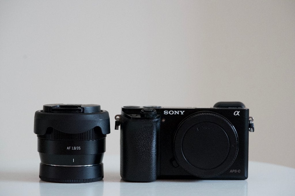 Sony Alpha A6000 + TTArtisan AF 35mm f/1.8 Lens (Als nieuw), Ingebouwde flitser, Ophalen of Verzenden, Zo goed als nieuw, 24 megapixels