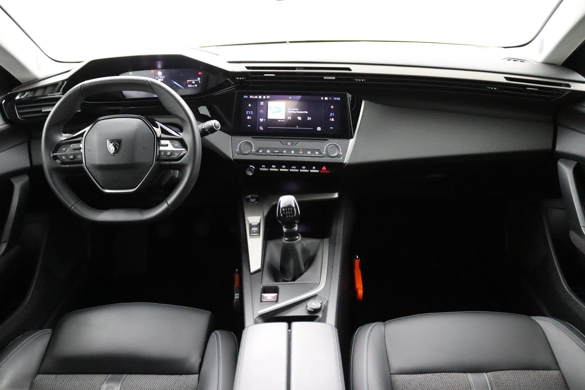 Peugeot 308 SW 1.2*LED*CRUISE*AGR STOEL*NAVI*CARPLAY*, Voorwielaandrijving, Stof, 1199 cc, Zwart