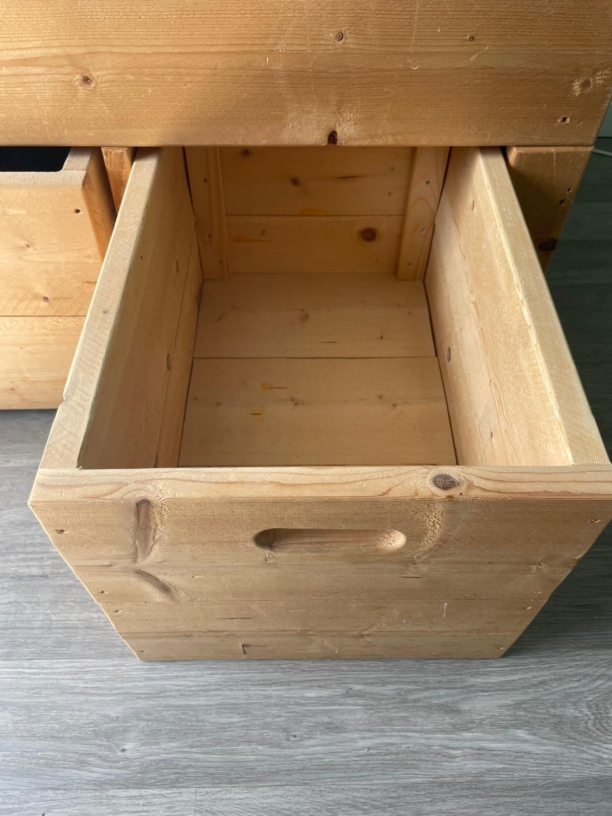 Eenpersoonsbed van hout met opberglades, Ophalen, Gebruikt, Eenpersoons, Bruin