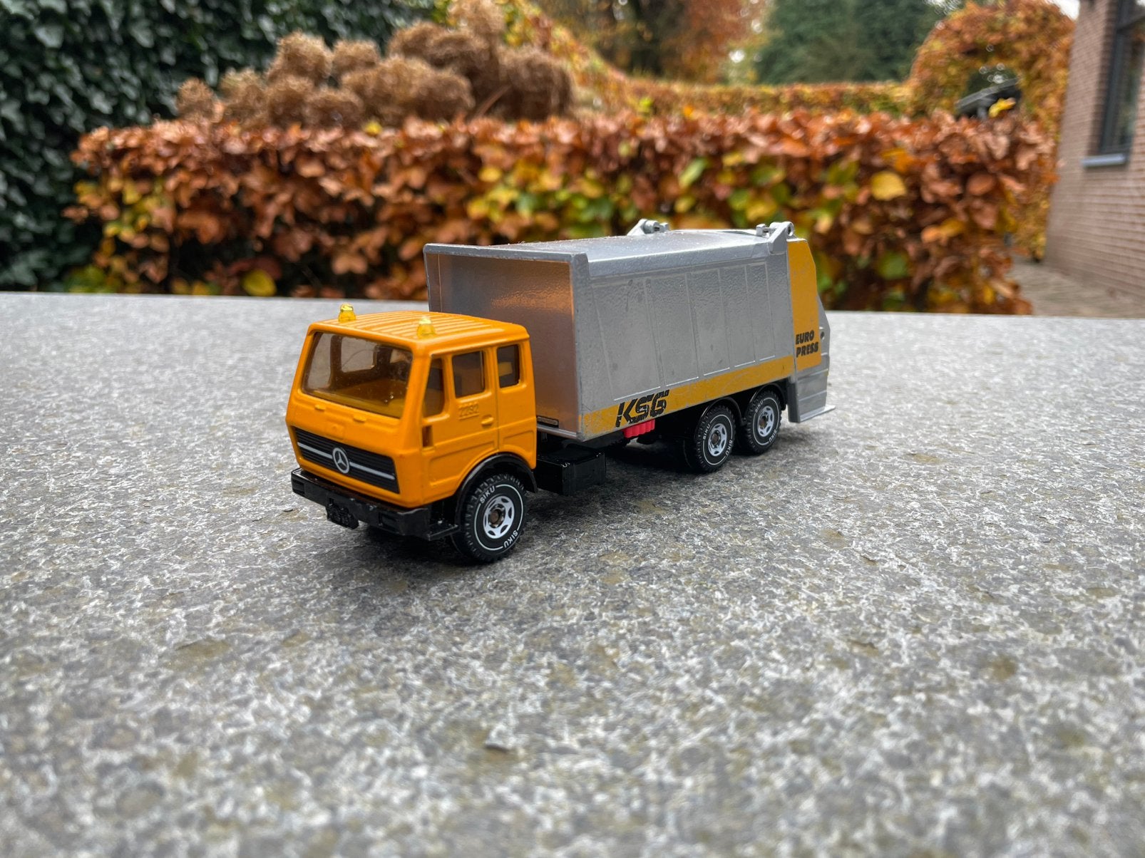 Siku 2820 - Mercedes 2232 vuilniswagen oranje, Hobby en Vrije tijd, Modelauto's | 1:50, Ophalen of Verzenden, Gebruikt, Bus of Vrachtwagen