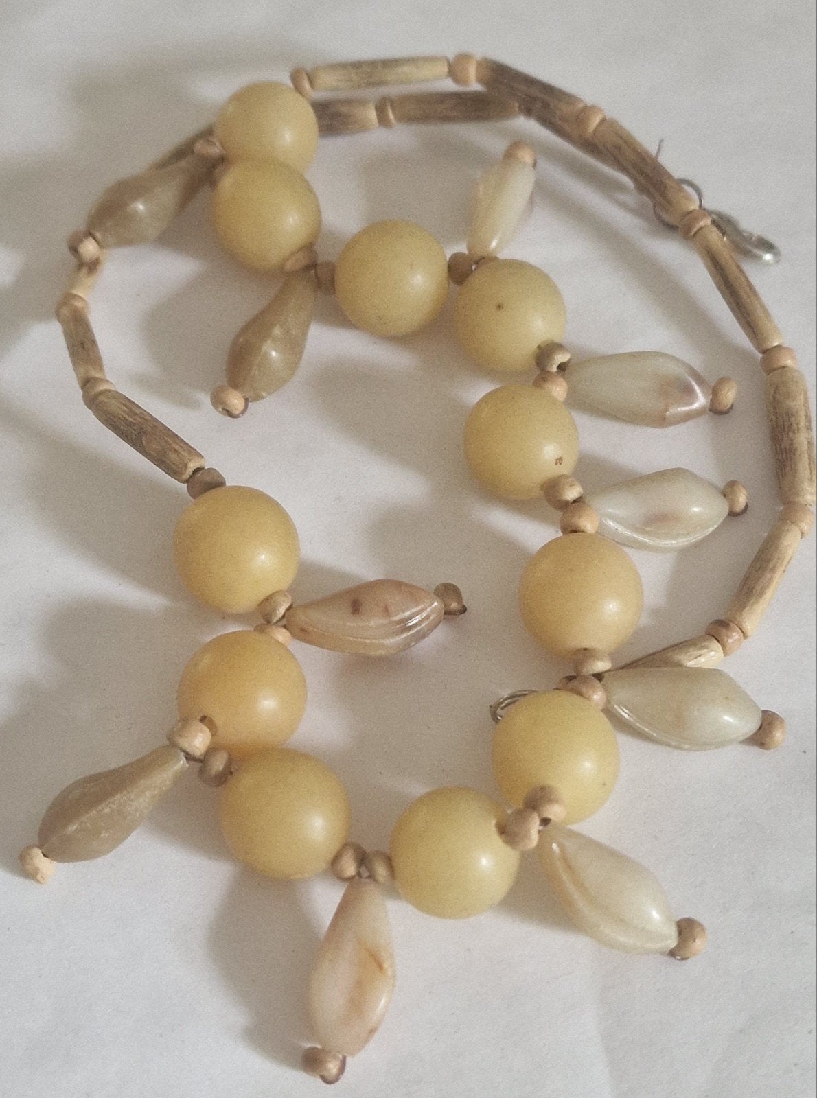 Ketting met kunststof kralen ., Ophalen of Verzenden, Gebruikt, Beige, Kunststof
