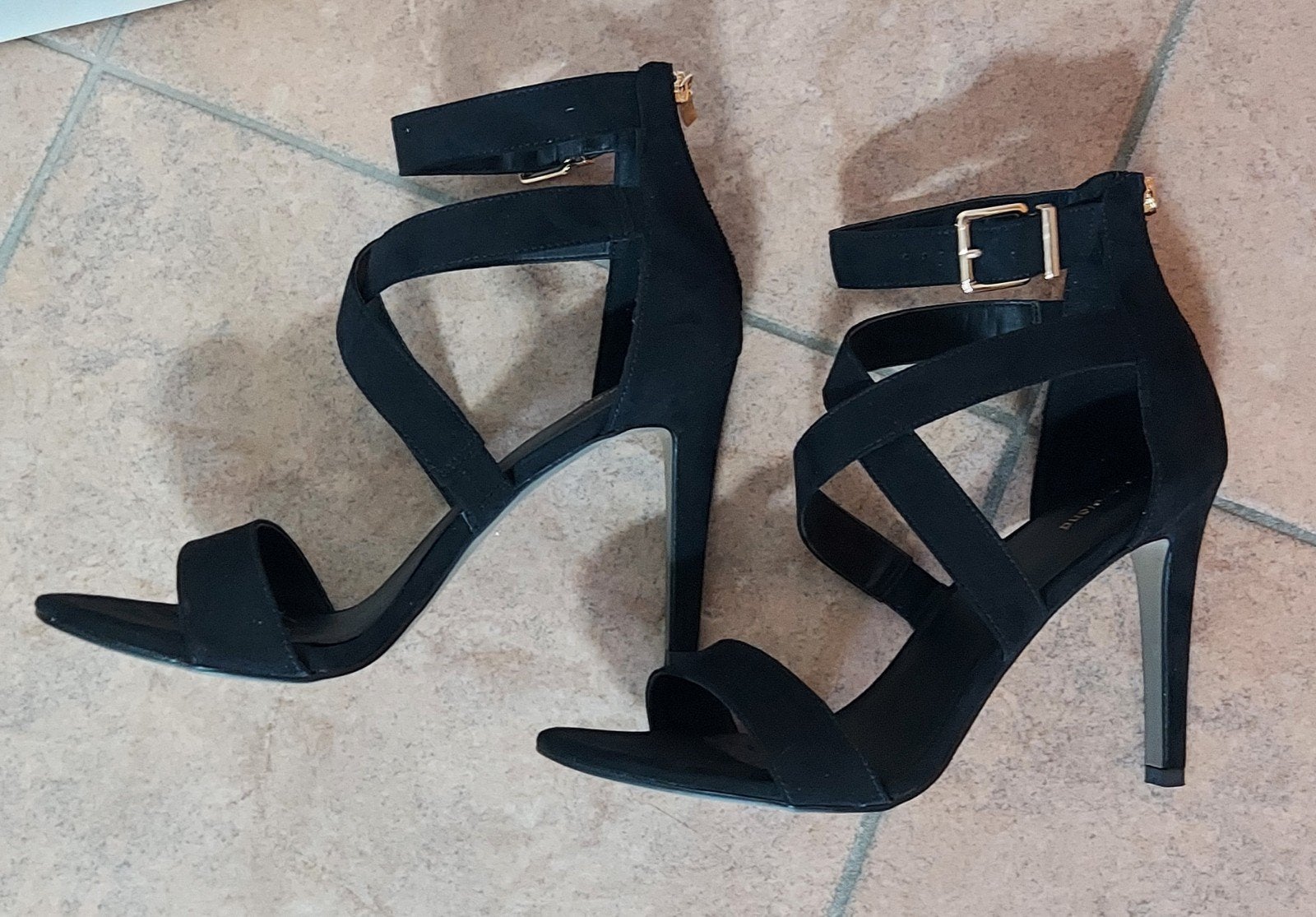 Nieuwe zwarte sandalen maat 43 hoge hak goudkleurige details, Kleding | Dames, Schoenen, Zwart, Nieuw, Graceland, Sandalen of Muiltjes