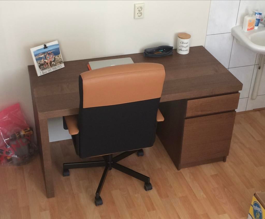Modern houten bureau (Malm ikea), Huis en Inrichting, Bureaus, Ophalen, Bruin, Zo goed als nieuw, Overige merken