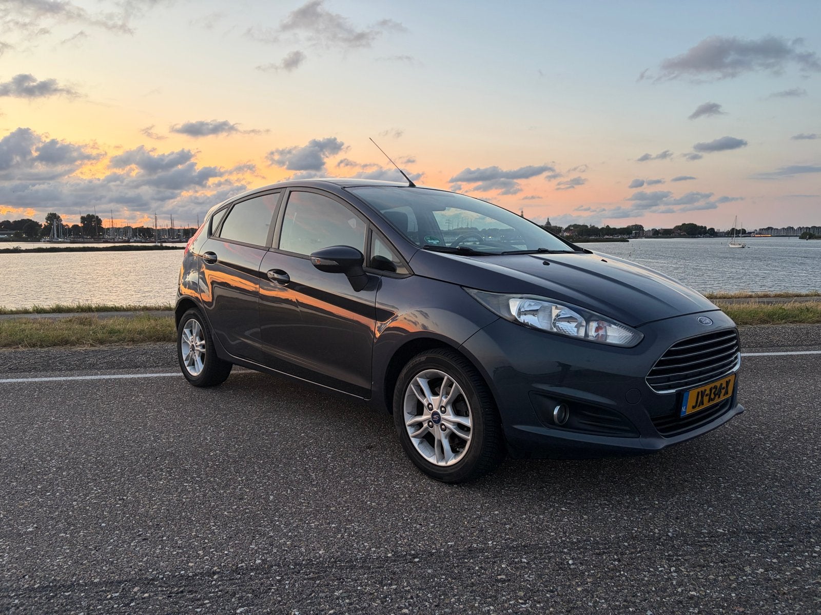 Ford Fiësta 1.0 74KW/100PK 5D 2015 Grijs, Voorwielaandrijving, Stof, Zwart, 100 pk