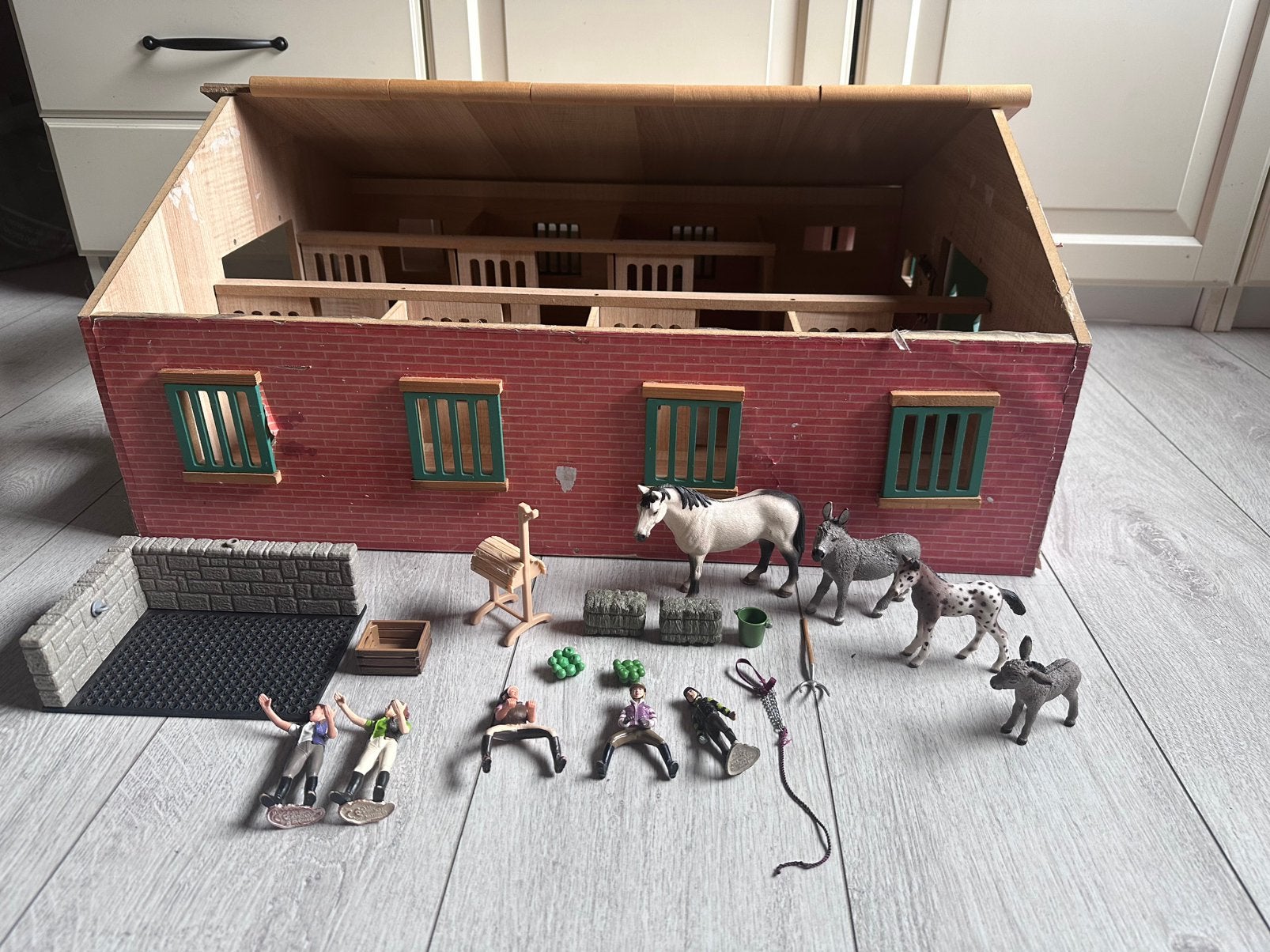 Grote schleich stal + assessoren, Ophalen, Gebruikt