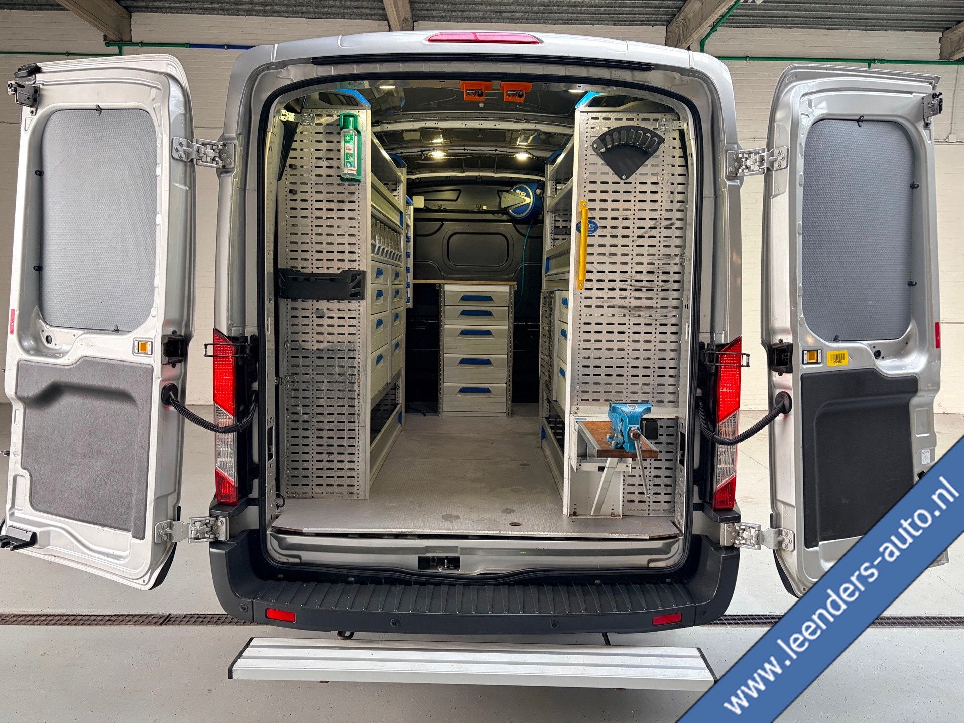 Ford Transit Servicewagen 350 2.0 TDCI 131PK euro6 L2H2 3Per, Auto's, Dealer onderhouden, 4 cilinders, Met garantie (alle), 2800 kg